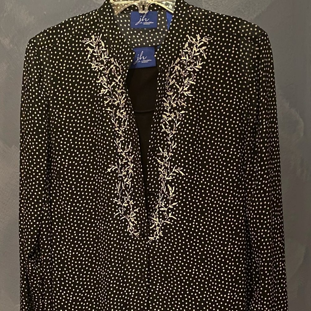 JH COLLECTIBLES BLACK AND CREAM BLOUSE WITH FLOWER DESIGN. COMES WITH TANK - 1X